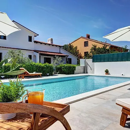 Sonja Villa *